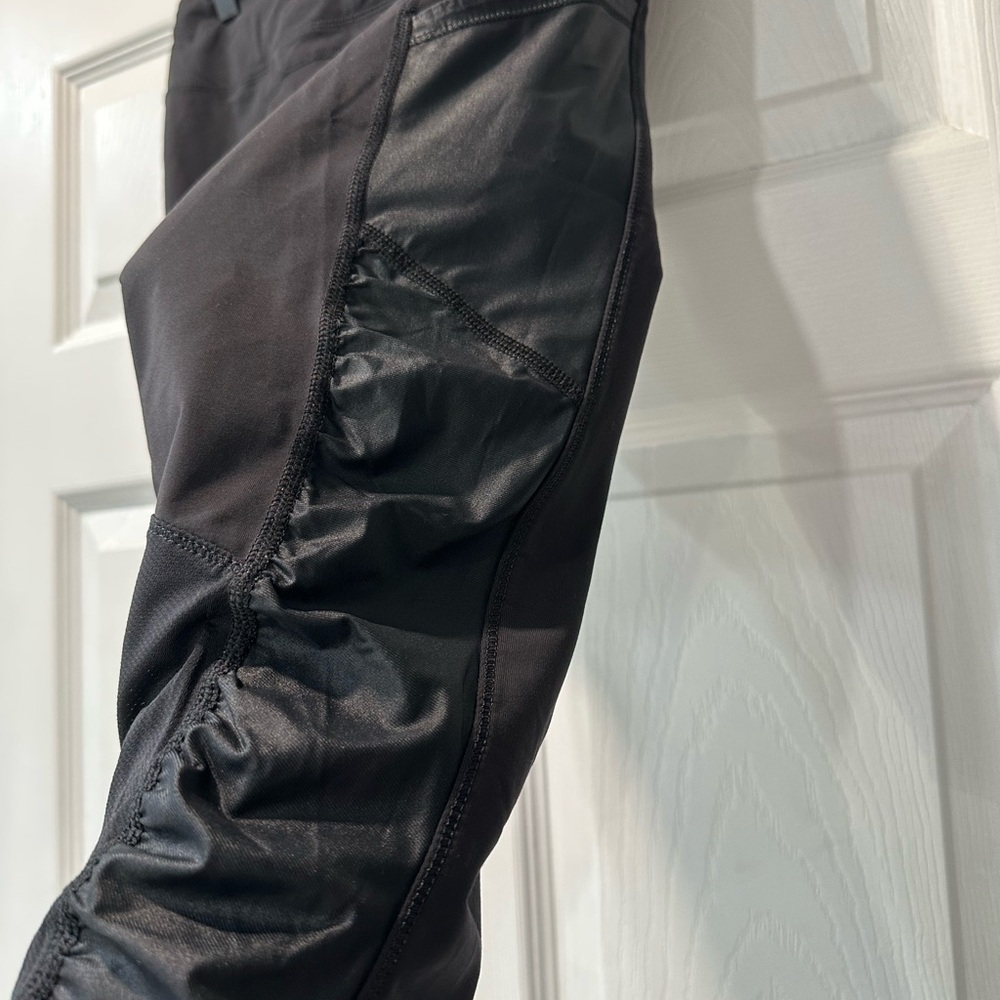 Lululemon Athletica Black Cropped Leggings with Ruched Detail - Picture 5 of 13